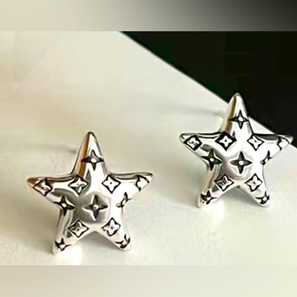 Dainty star shaped stud earrings